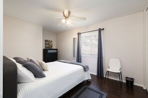 3 bedrooms, desk, iron/ironing board, free WiFi