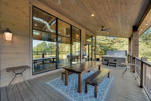 Outdoor dining - Whistling Pines-18 Person One Level Cabin+Hot Tub+Game Room+Waterfront (Broken Bow)