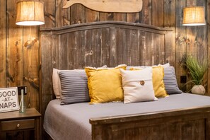 5 bedrooms, iron/ironing board, travel cot, free WiFi - Whistling Pines-18 Person One Level Cabin+Hot Tub+Game Room+Waterfront (Broken Bow)