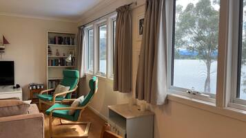 Een smart-tv en boeken