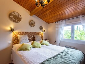 2 bedrooms, travel crib, free WiFi