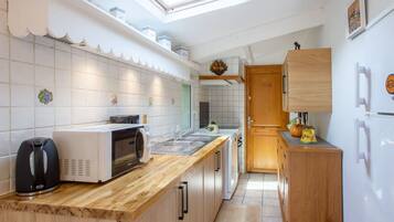 Micro-ondes, four, lave-vaisselle, grille-pain