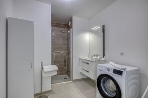 Douche, séchoir à cheveux, serviettes fournies