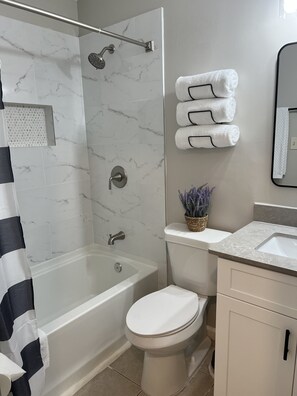Ensemble douche/baignoire, sèche-cheveux, serviettes fournies, savon