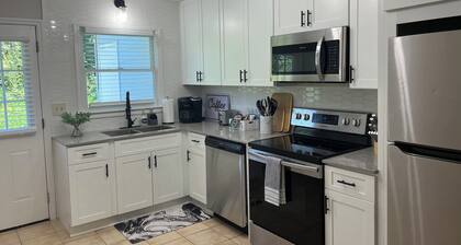 Cute unit of a duplex near downtown Lawrenceville. Clean!