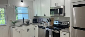 Cute unit of a duplex near downtown Lawrenceville. Clean!