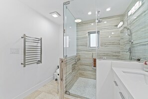 Een douche, een haardroger, een bidet, handdoeken