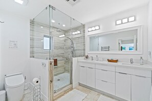 Dusche, Haartrockner, Bidet, Handtücher