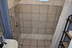 Douche, serviettes fournies, papier toilette