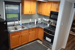 Fridge, microwave, oven, stovetop - Delightful 1-bedroom tiny home in quiet area (Sergeant Bluff)