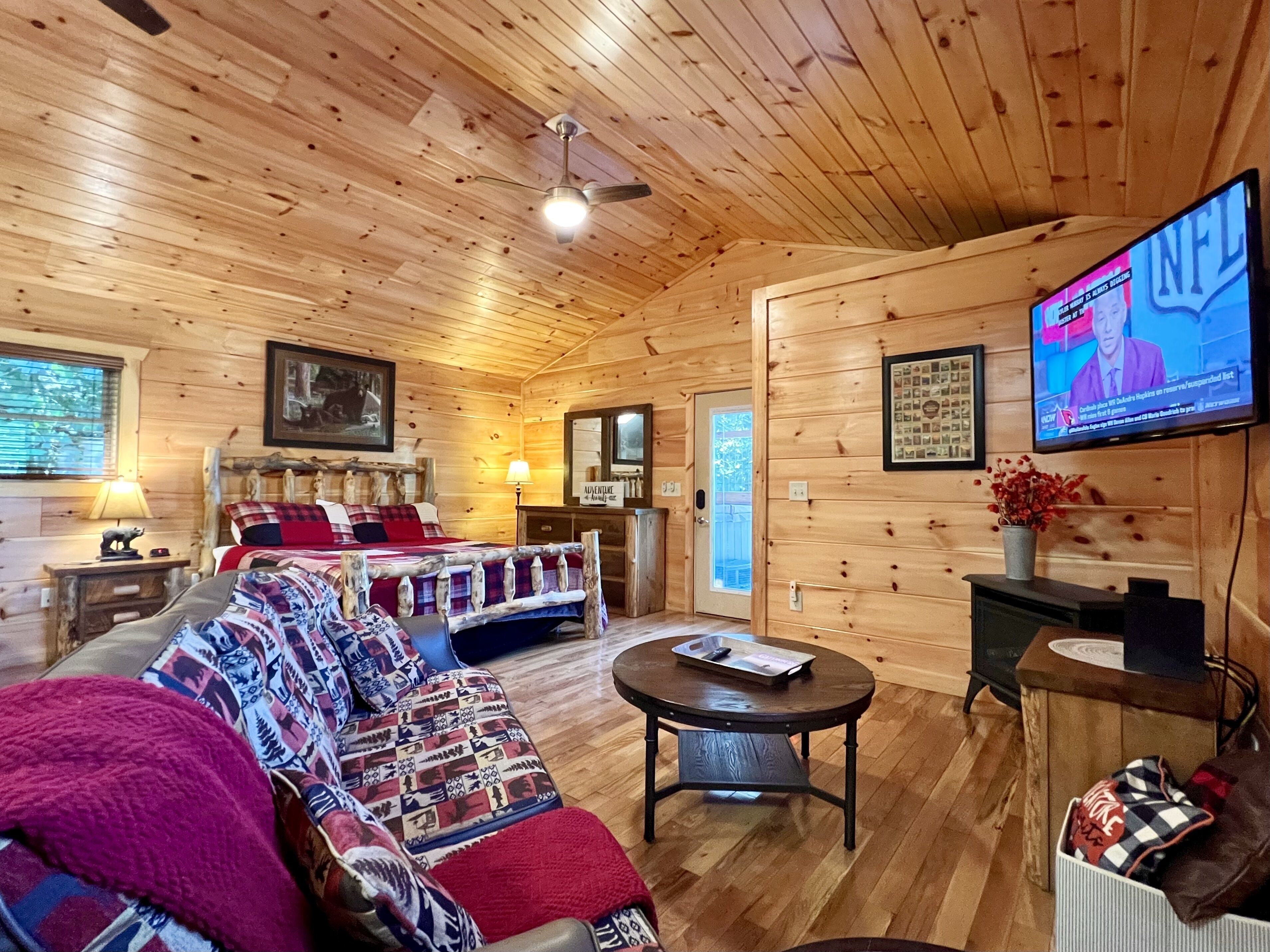 Cozy New Cabin 1 mi from downtown! Hot tub_Fireplace_Dogs/Trailers OK_Fast WiFi