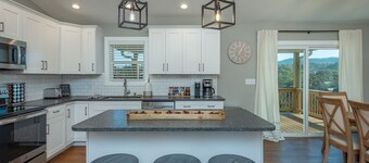 Hilltop Haven - Game room - Fireplace - 15 To Downtown Asheville