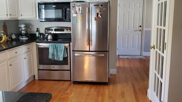 Geladeira, micro-ondas, fogão, cooktop