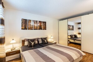 2 slaapkamers, een strijkplank/strijkijzer, gratis wifi, beddengoed