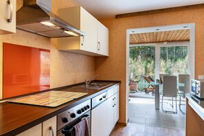 Een koelkast, een microgolfoven, een oven, een kookplaat