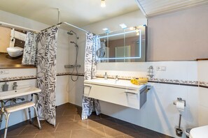 Shower, hair dryer, towels - Holiday Apartment "In the Green" with Private Terrace (Hornberg)