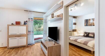 Ferienwohnung "im Grünen" mit gemeinschaftlich genutztem Garten, Terrasse & WLAN