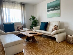 TV - Apartment 'HopfenGlück' with Balcony & Wi-Fi für holiday guests (Tettnang)