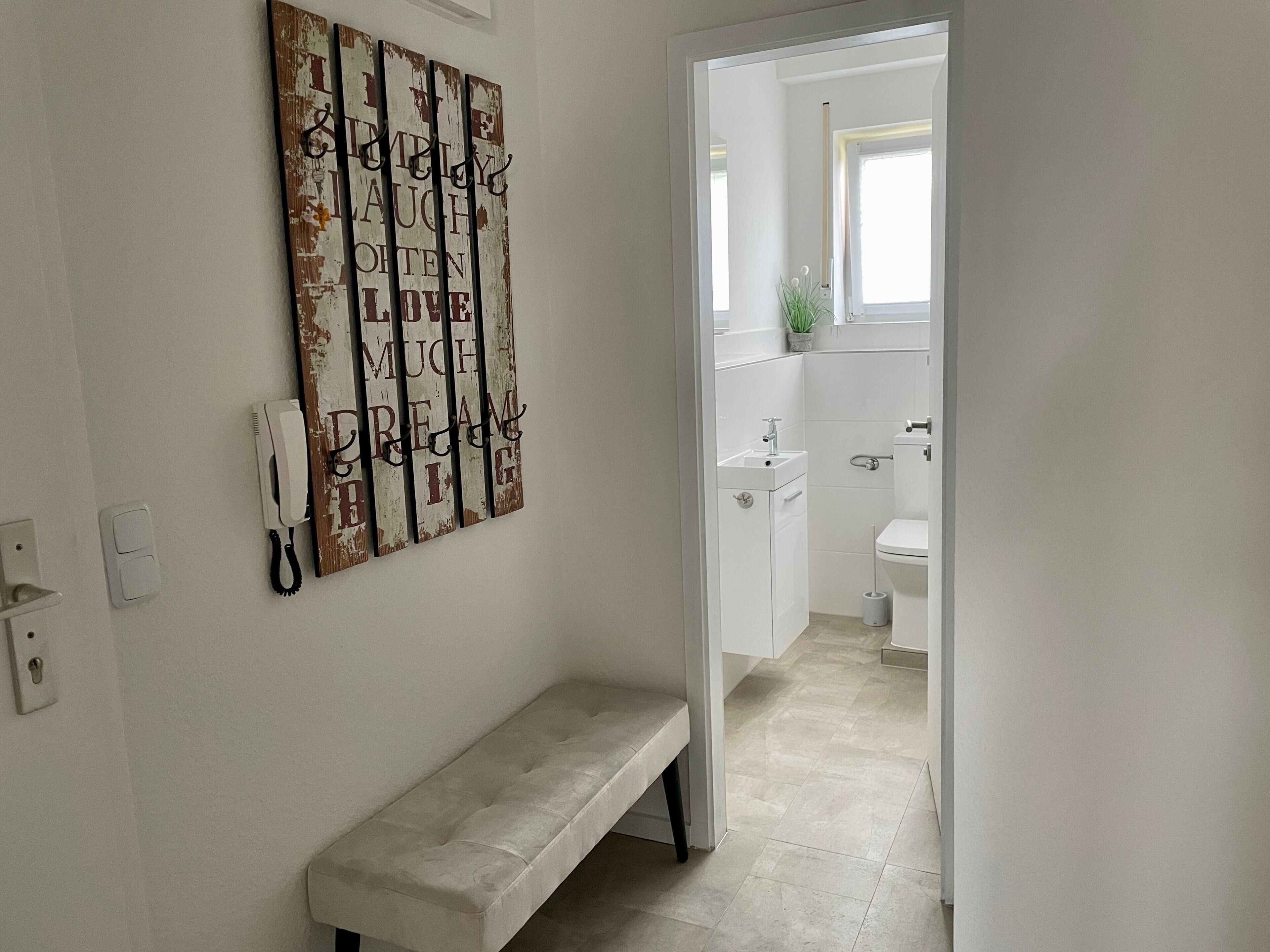 Ein Badezimmer mit Toilette, Waschbecken und Spiegel.