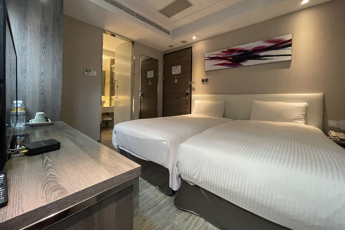 Standard Twin Room | Desk, blackout drapes, free WiFi, bed sheets