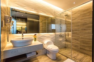 Doccia, soffione a pioggia, asciugacapelli, asciugamani