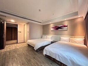 Habitación cuádruple Deluxe | Escritorio, cortinas blackout, wifi gratis y ropa de cama 