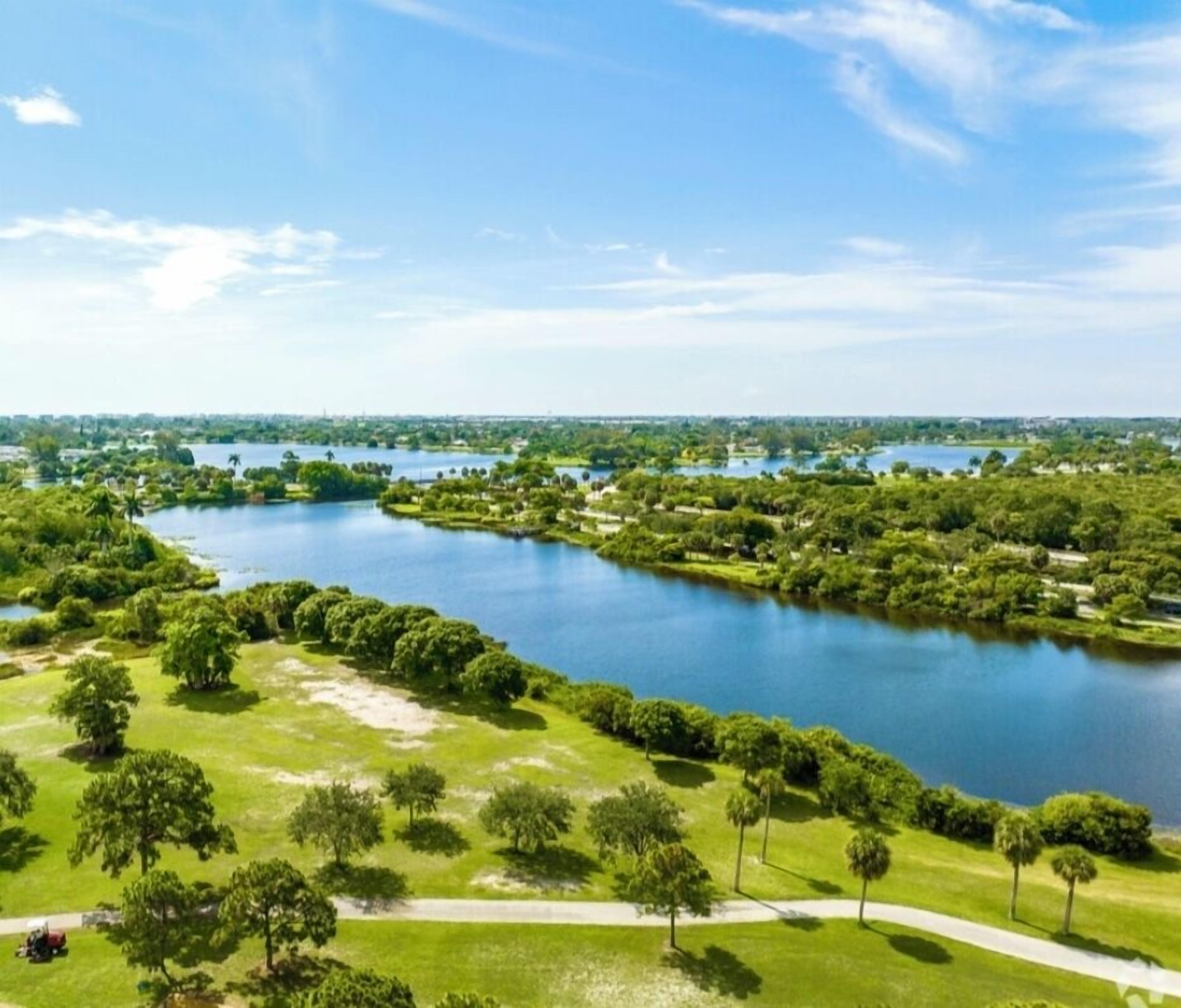 Lake House Nearby Beaches + theme parks.6 beds and pets ok!