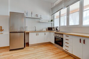 Een koelkast, een microgolfoven, een oven, een kookplaat