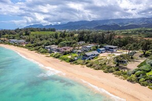 On the beach - Hale Makai - AC, Beachfront (Kahuku)