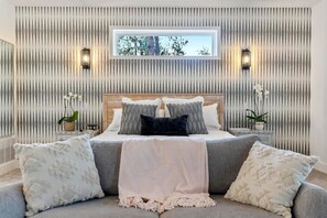 7 bedrooms, desk, iron/ironing board, free WiFi - Golf Mansion Retreat I By Hotel Home Stays (Monument)