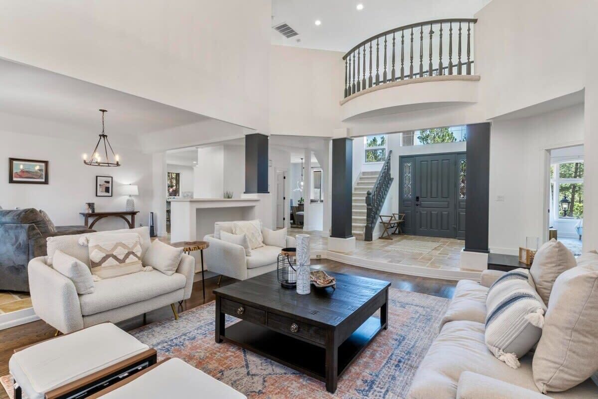 TV connectée, cheminée, livres, espaces bureaux