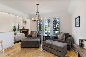 Smart TV, fireplace, books, offices - Golf Mansion Retreat I By Hotel Home Stays (Monument)