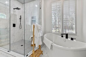 Ensemble douche/baignoire, sèche-cheveux, serviettes fournies, savon