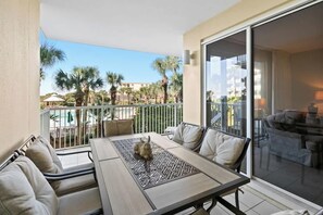 Outdoor dining - The Crescent 107 (Miramar Beach)