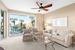 Fernseher, DVD-Player, Bücher, Videothek