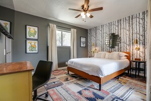 5 soverom, skrivebord, strykejern/-brett og reiseseng for barn