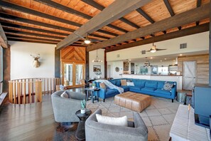 Smart-TV, peis og bøker