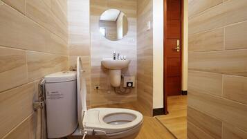 Quarto luxo, vários quartos | Banheiro | Chuveiro, chuveiro com efeito de chuva, produtos de toalete grátis, bidê