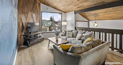 🏔Family Friendly - Near Airport & Lake w/ Mountain Views - No Chores