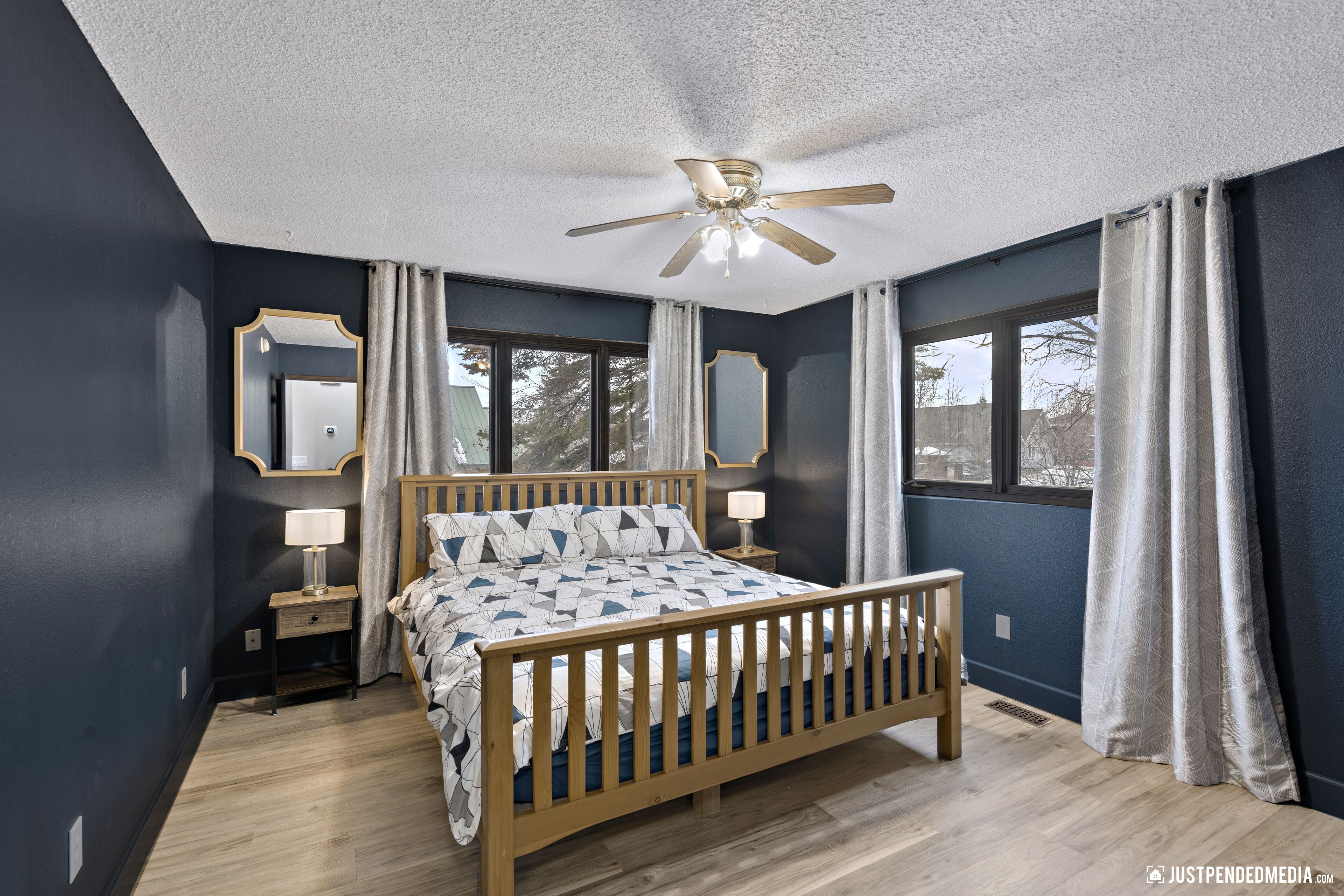 3 habitaciones, escritorio y tabla de planchar con plancha 