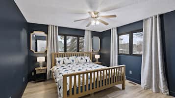 3 habitaciones, escritorio y tabla de planchar con plancha