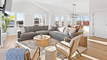 Smart TV, fireplace, stereo