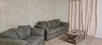 SwinHousing - Main Street Suite, Sleeps 8