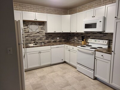 SwinHousing - Main Street Suite, Sleeps 8