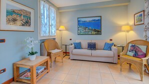 A living room with a sofa, two chairs, a coffee table, and two lamps. - Porto Letizia Orchidea 3, Porlezza, Italy (Porlezza)