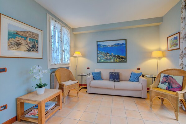 A living room with a sofa, two chairs, a coffee table, and two lamps. - Porto Letizia Orchidea 3, Porlezza, Italy (Porlezza)