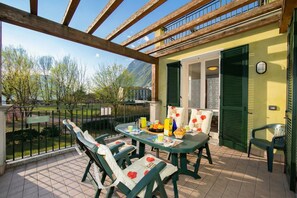 Outdoor dining - Porto Letizia Orchidea 3, Porlezza, Italy (Porlezza)