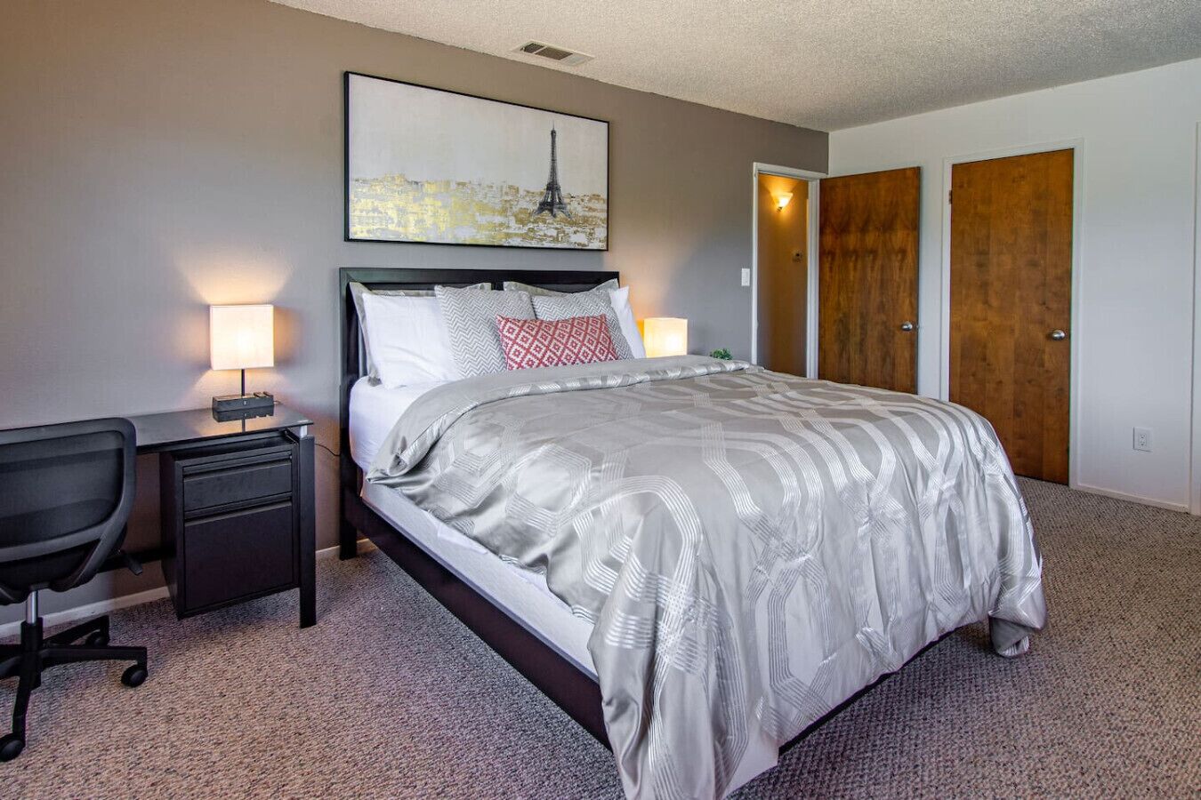 Escritorio, tabla de planchar con plancha, cuna de viaje y wifi 