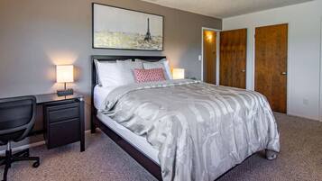 Escritorio, tabla de planchar con plancha, cuna de viaje y wifi