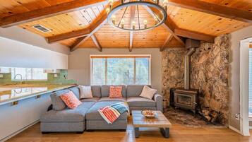 TV, lareira, mesa de pingue-pongue, aparelho de som